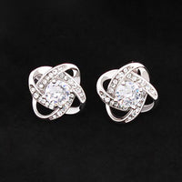 Pendientes con nudo de amor
